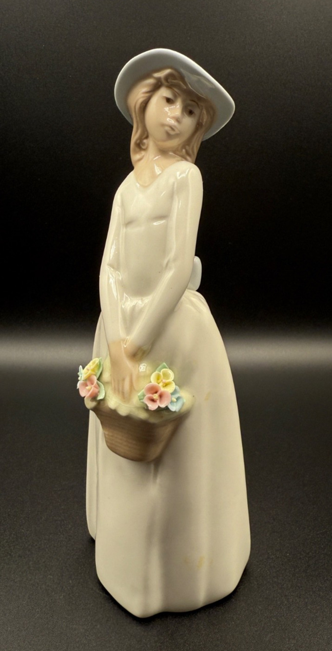 👒 Vintage Porcelain Princess House “Lady Regina” Figurine – 8.5” Tall